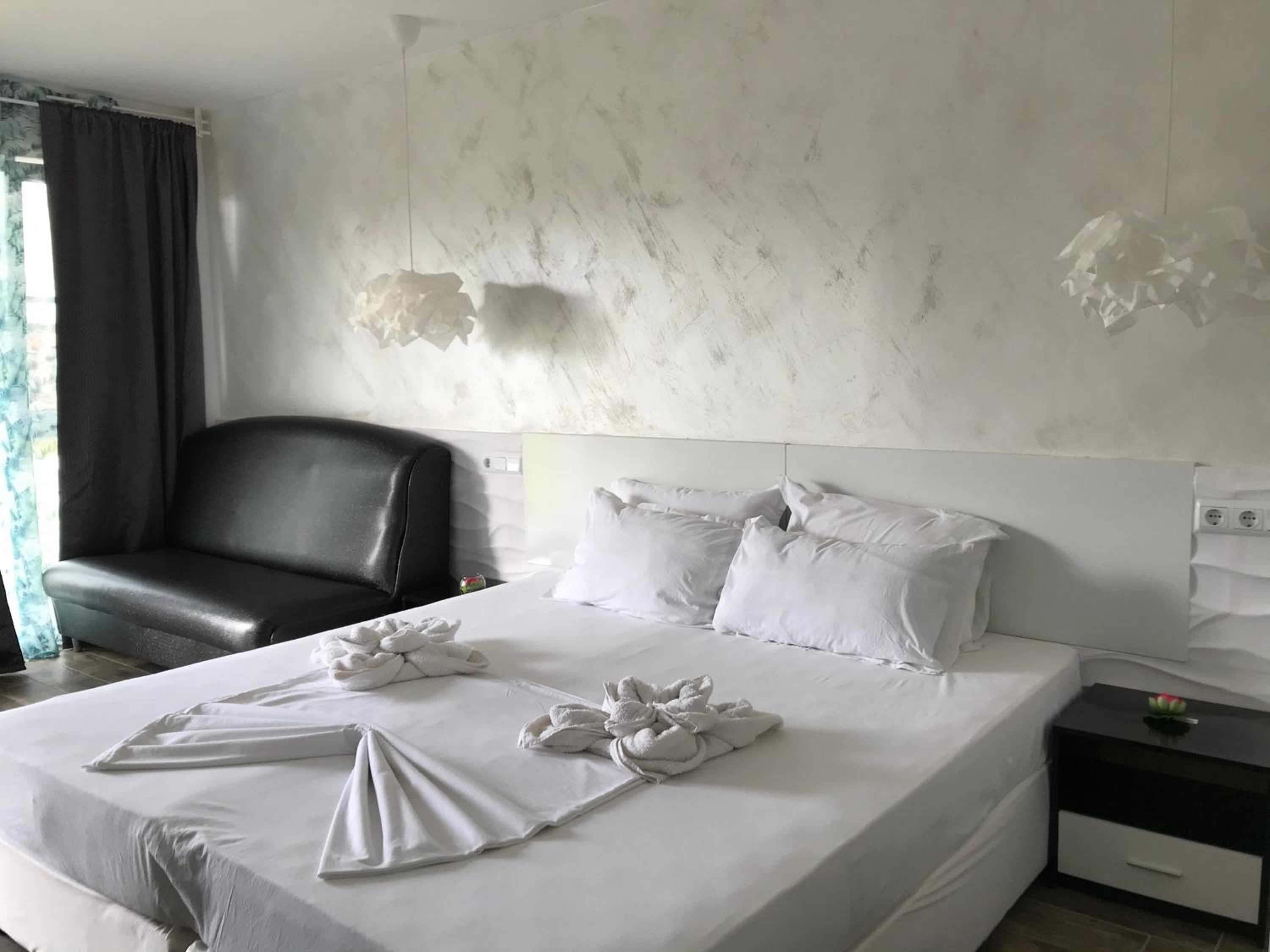 Deluxe Double Room with Side Sea View