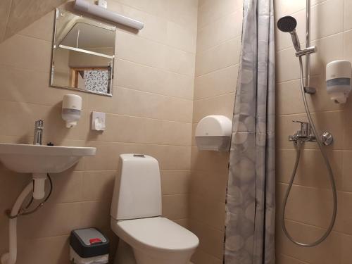 Quadruple Room with Shower - Photo 4