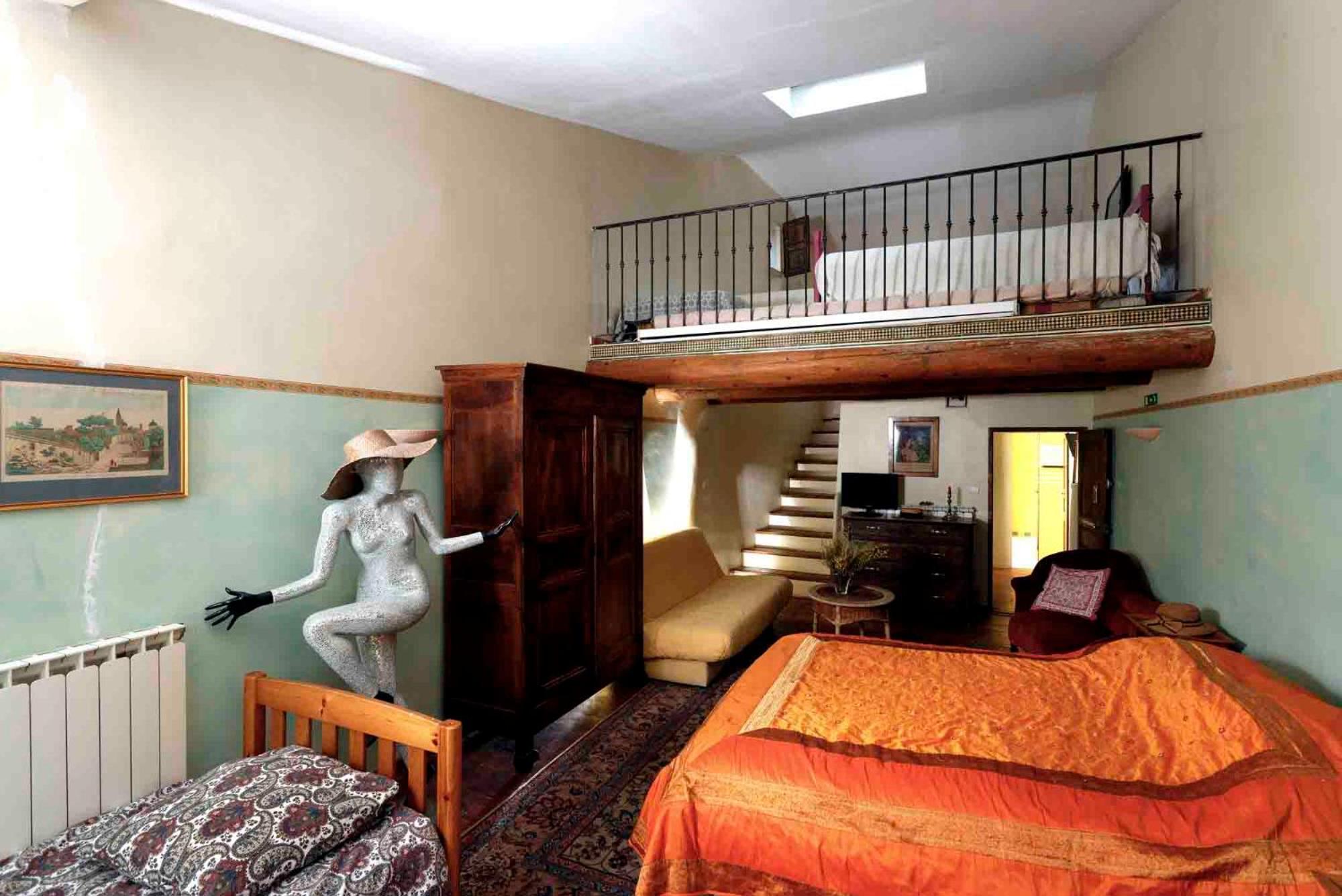 Six-Bedroom House photo 2