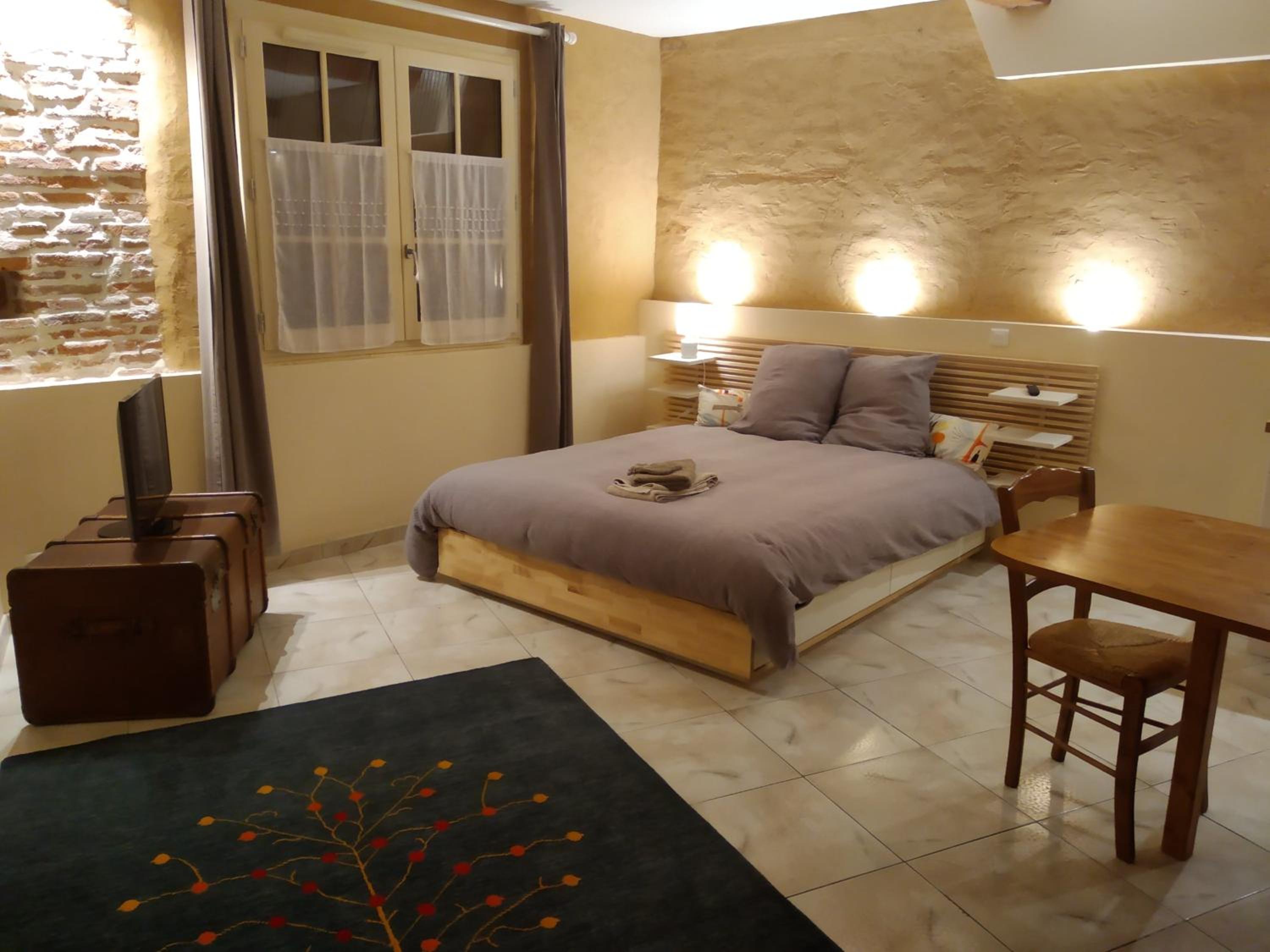 Studio with Private Bathroom - Photo 6
