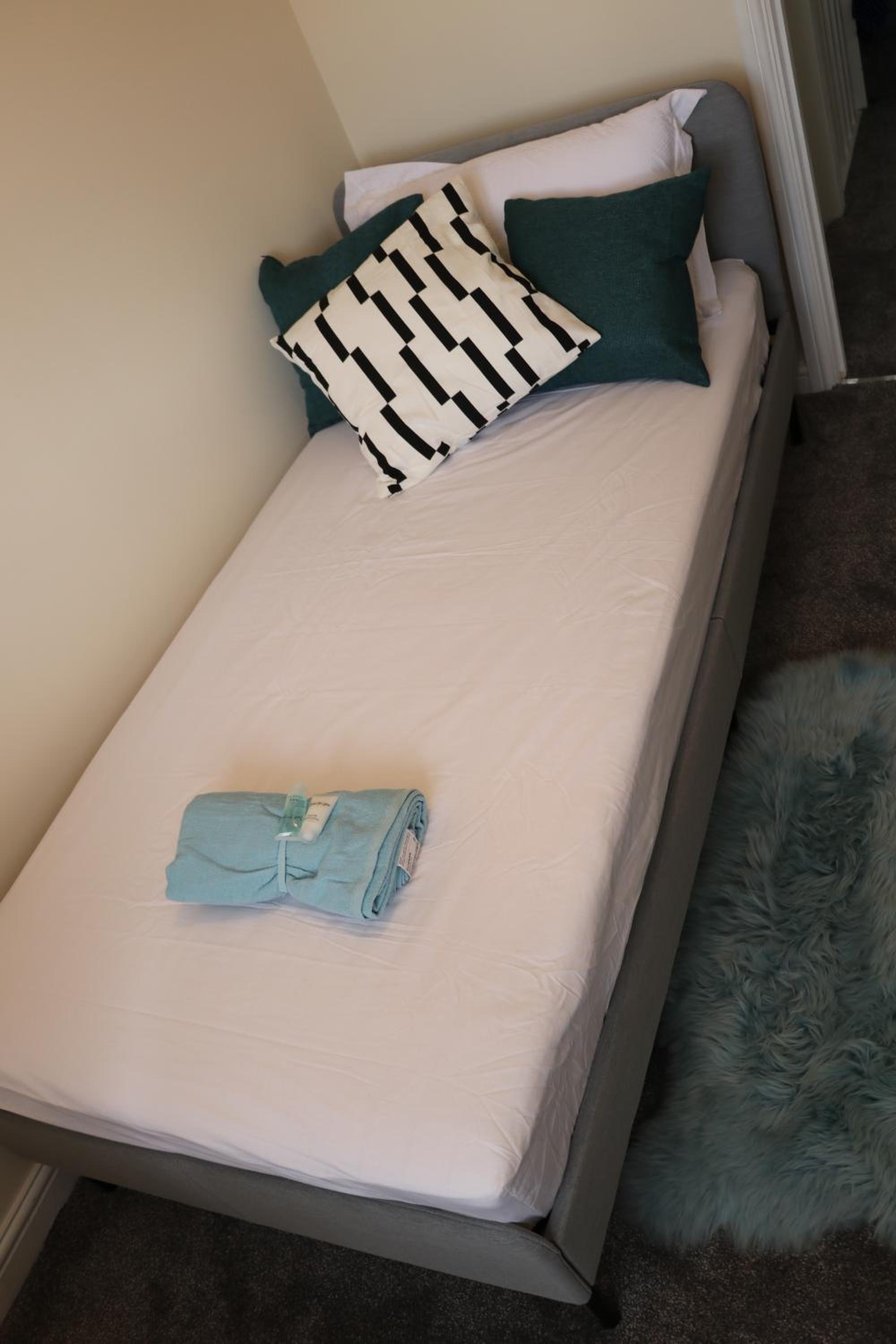 Five-Bedroom House - Photo 6