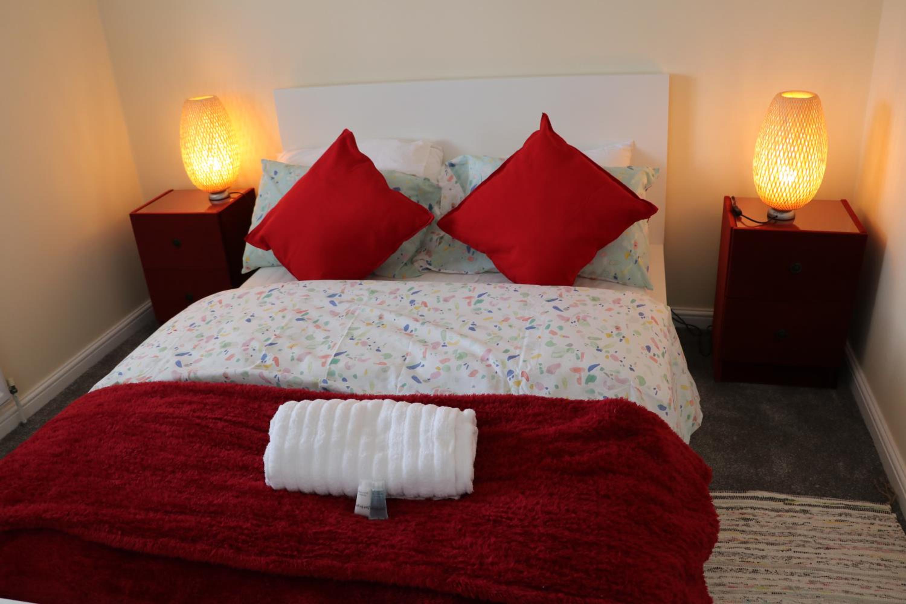 Five-Bedroom House - Photo 4