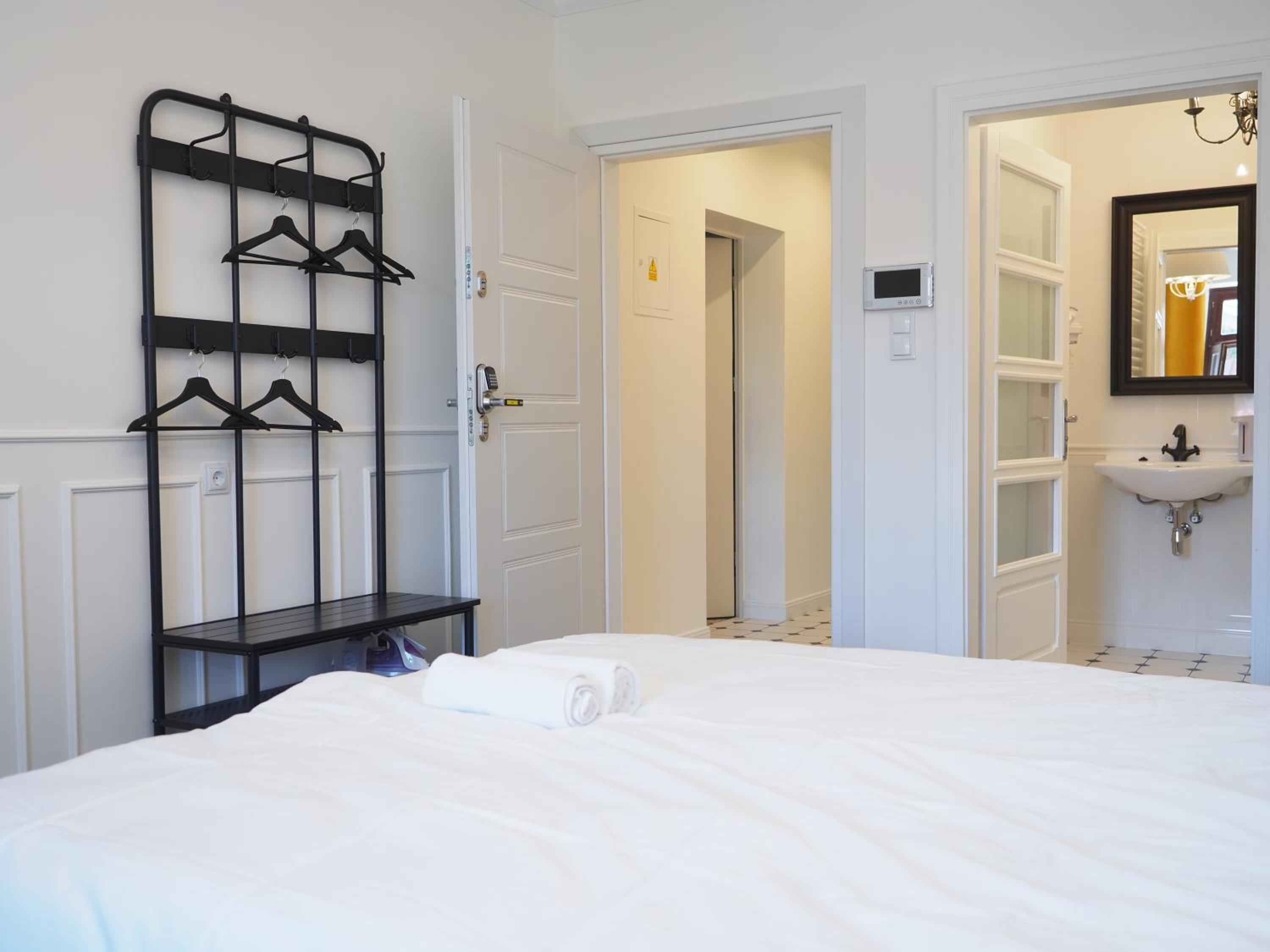 One-Bedroom Apartment - Photo 4