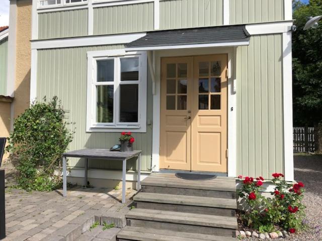 Three-Bedroom House photo 2