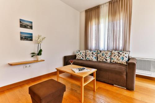 Apartment with Mountain View