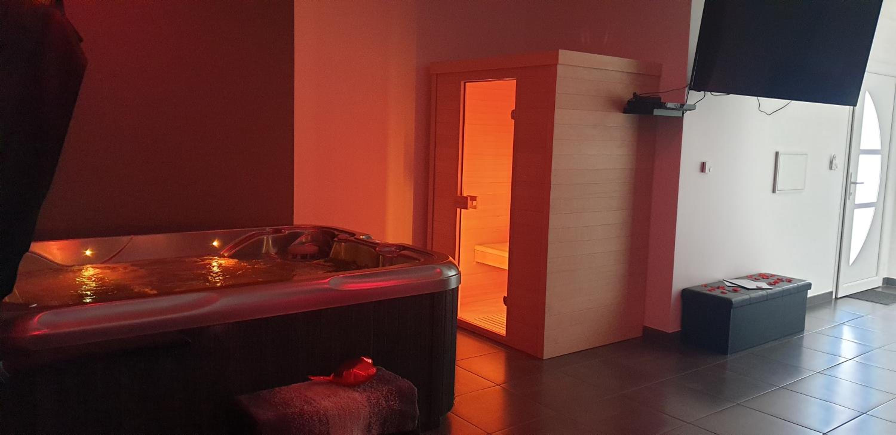 Double Room with Spa Bath - Photo 23