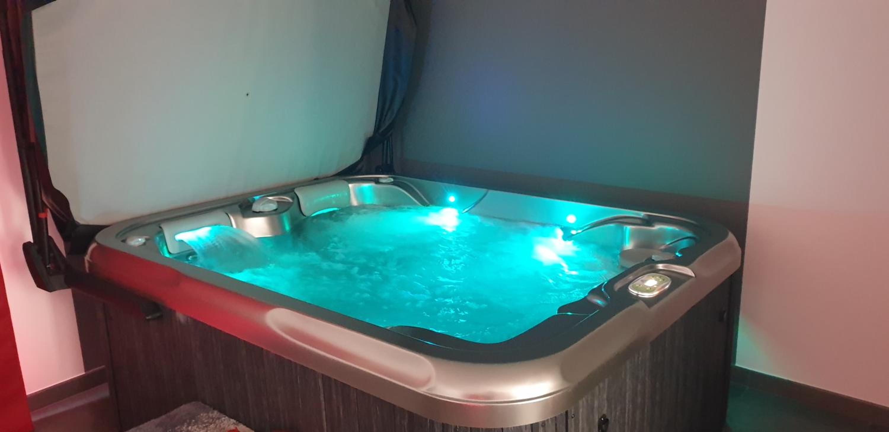 Double Room with Spa Bath - Photo 16