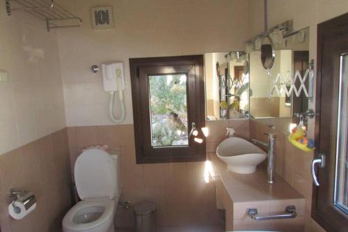 One-Bedroom House - Photo 28