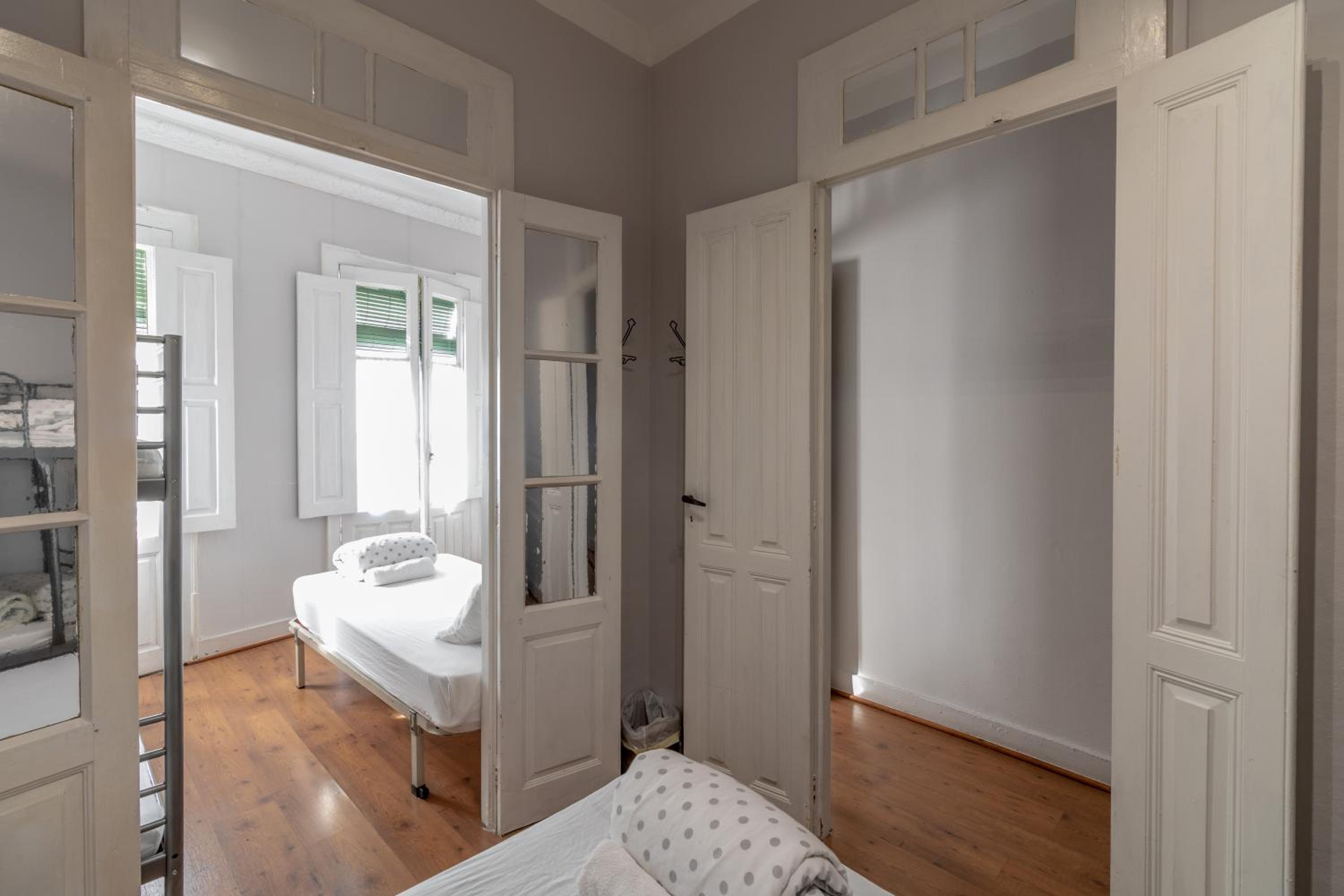 6-Bed Mixed Dormitory Room photo 2