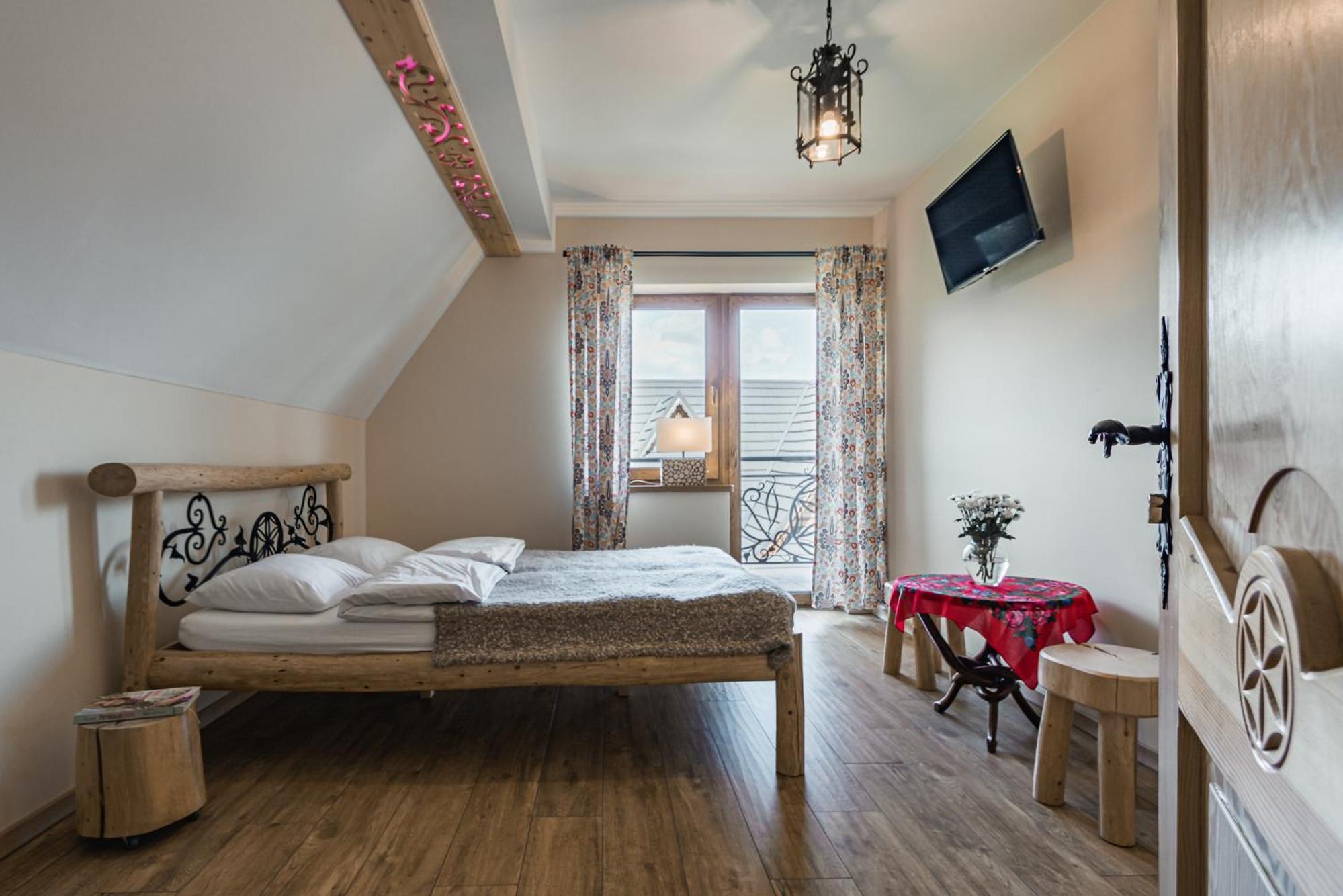 Double Room with Balcony and Mountain View
