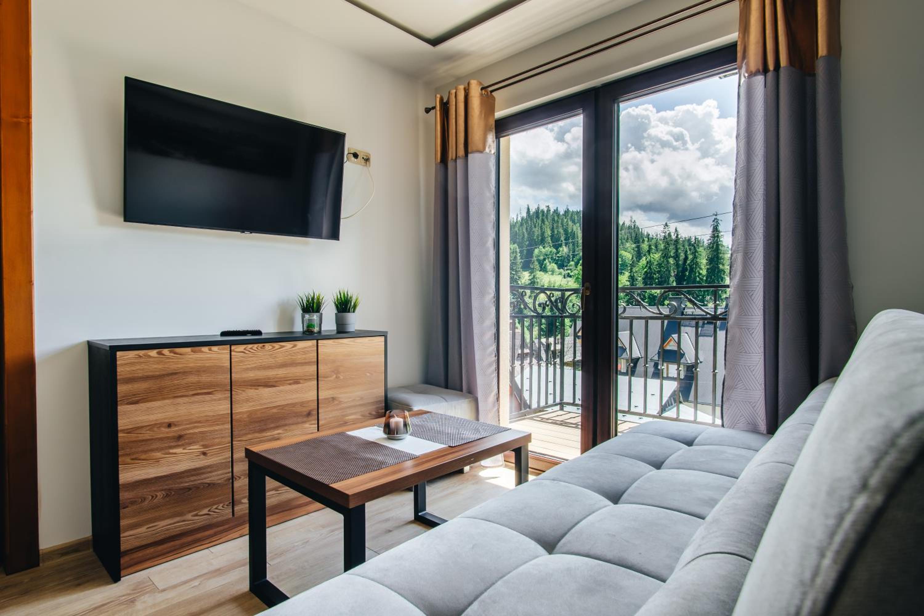 Apartment with Mountain View