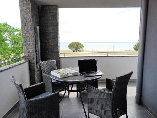 Apartment with Balcony photo 3
