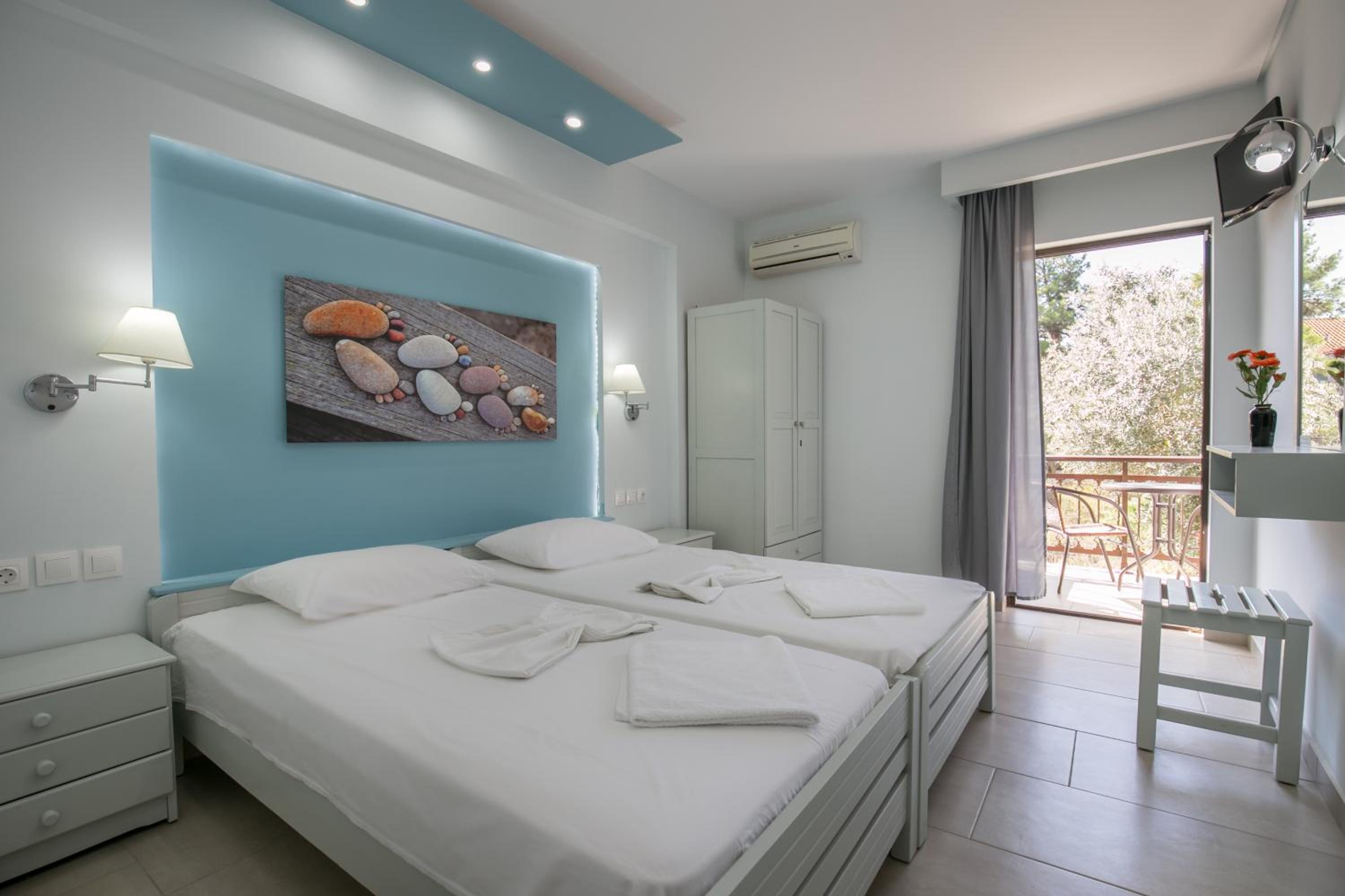 Quadruple Room with Garden View - Photo 3
