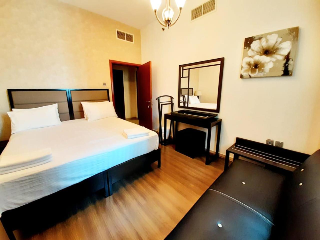Double Room with Shared Bathroom photo 2