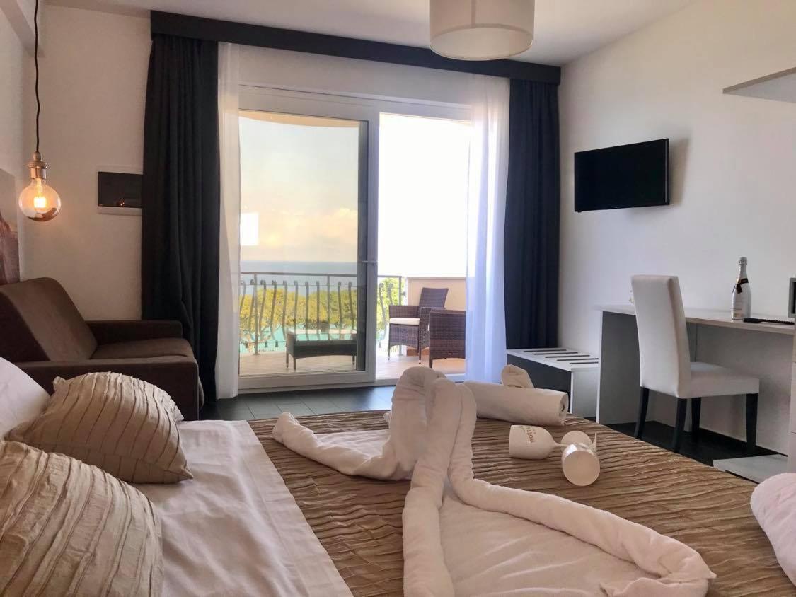 Deluxe Suite with Sea View