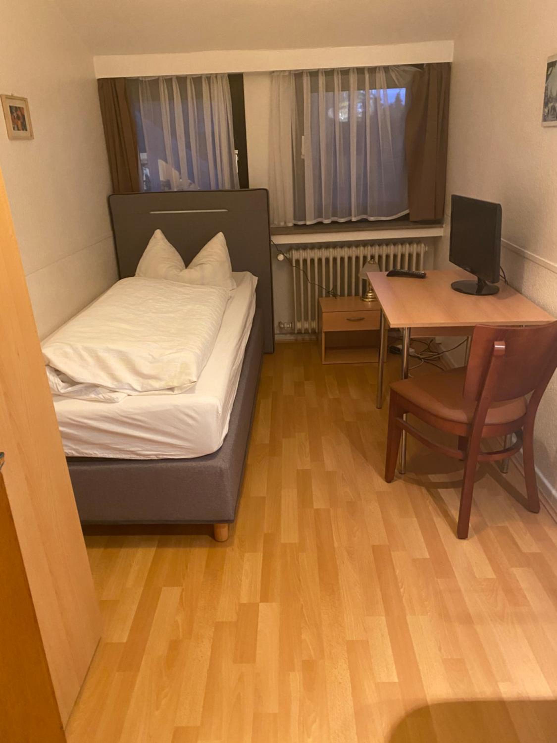Single Room with Shared Bathroom photo 3