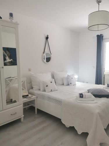 Studio Apartment with Balcony - Photo 24