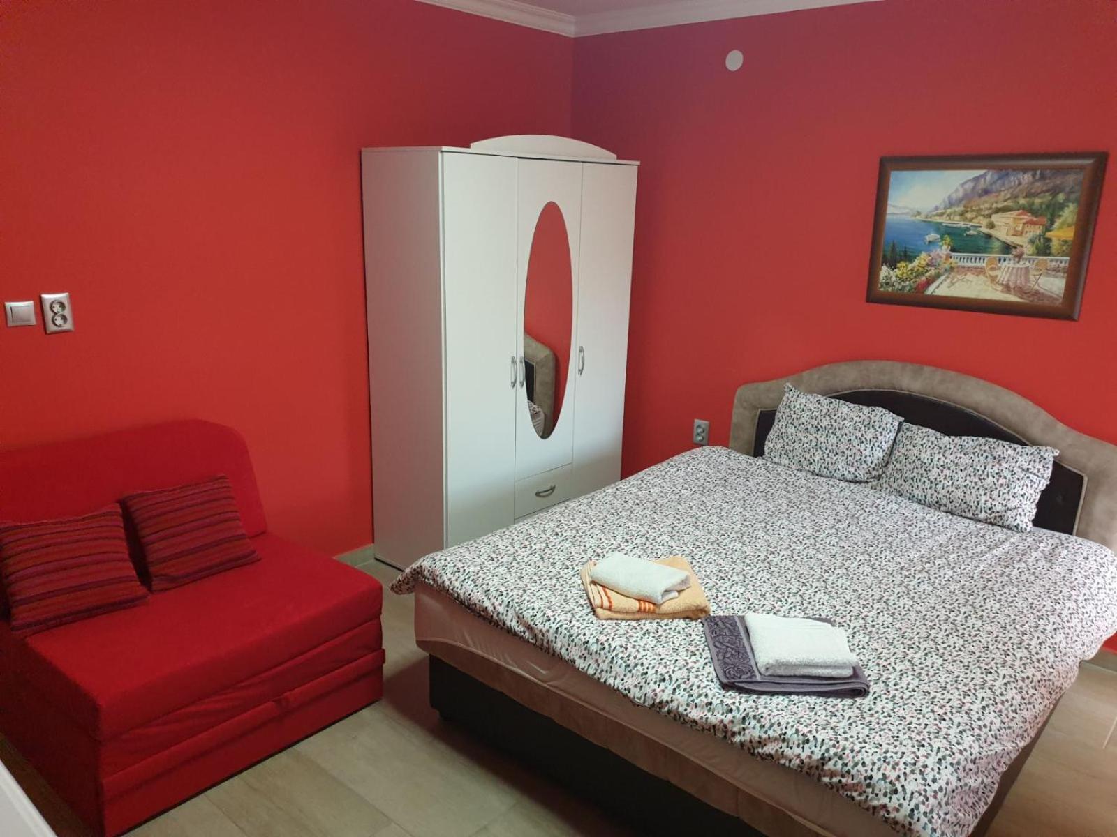 One-Bedroom Apartment photo 2