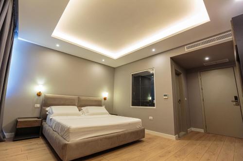 Deluxe Double Room with Side Sea View