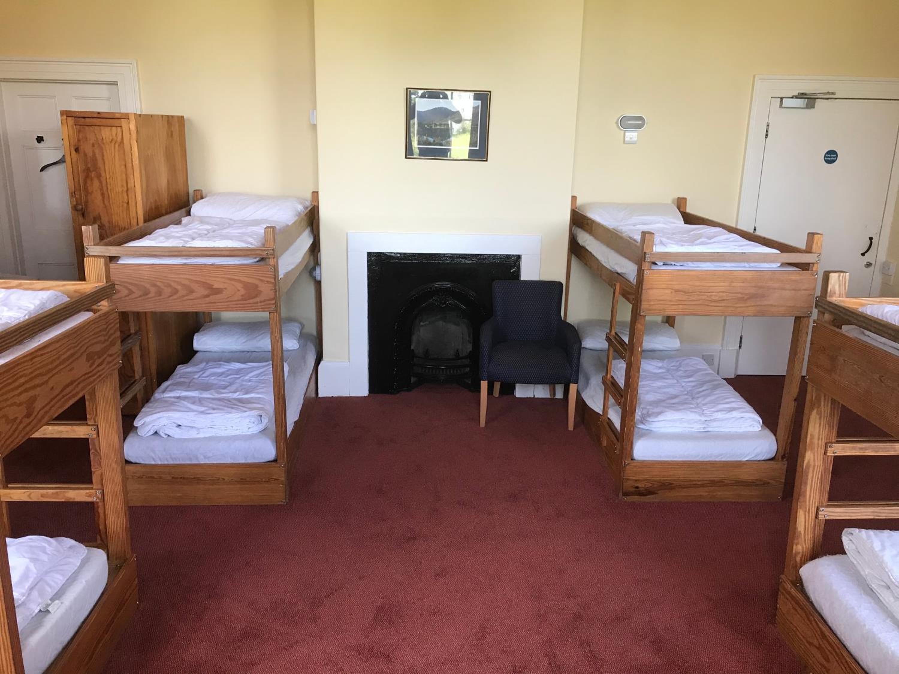 Dormitory Room with Shared Bathroom (8 Adults)
