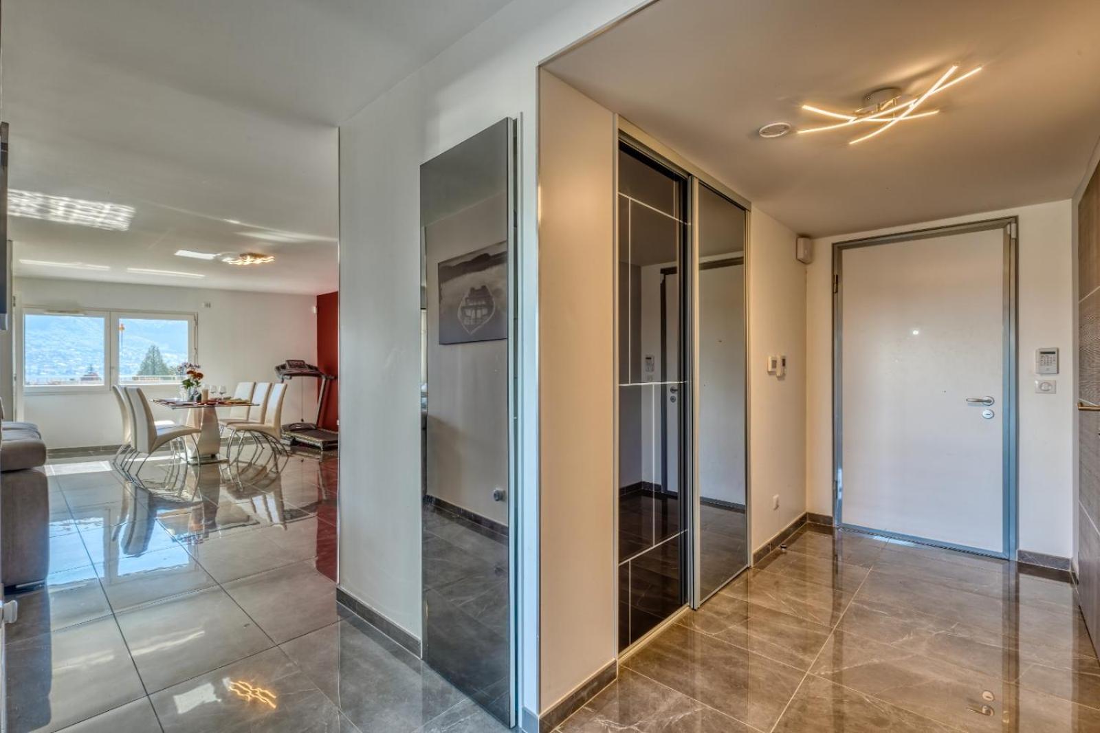 Two-Bedroom Apartment with Lake View - Photo 6