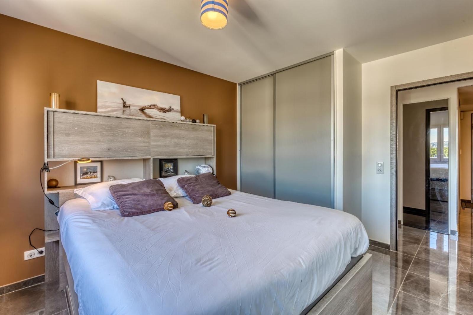 Two-Bedroom Apartment with Lake View - Photo 17