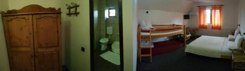Economy Triple Room photo 1