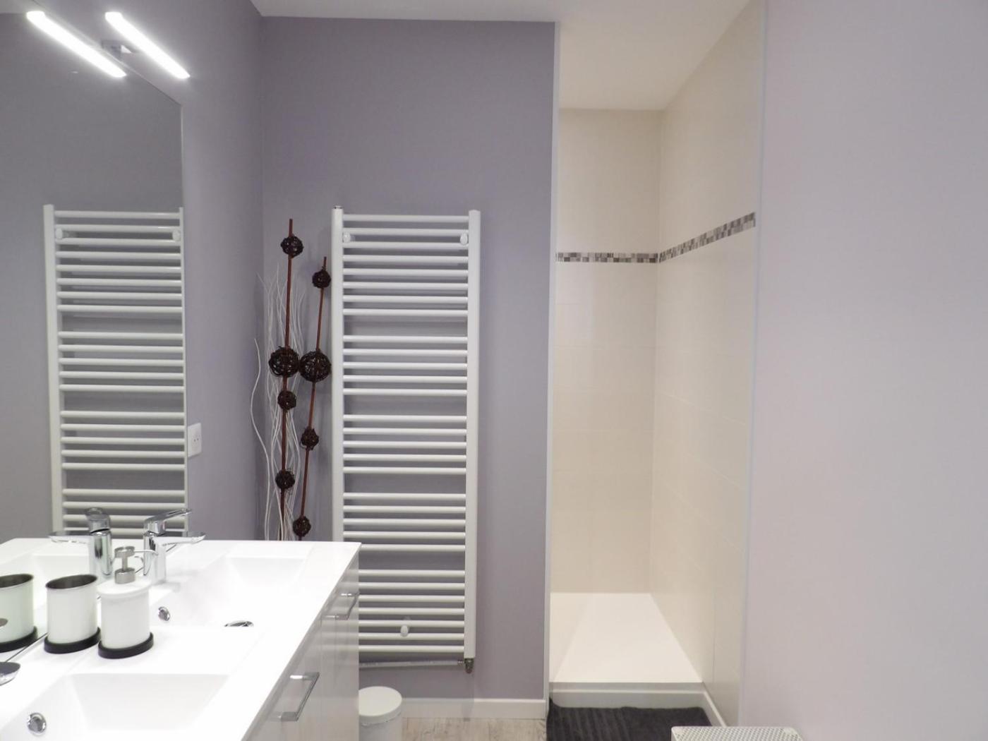 Family Room with Private Bathroom - Photo 2