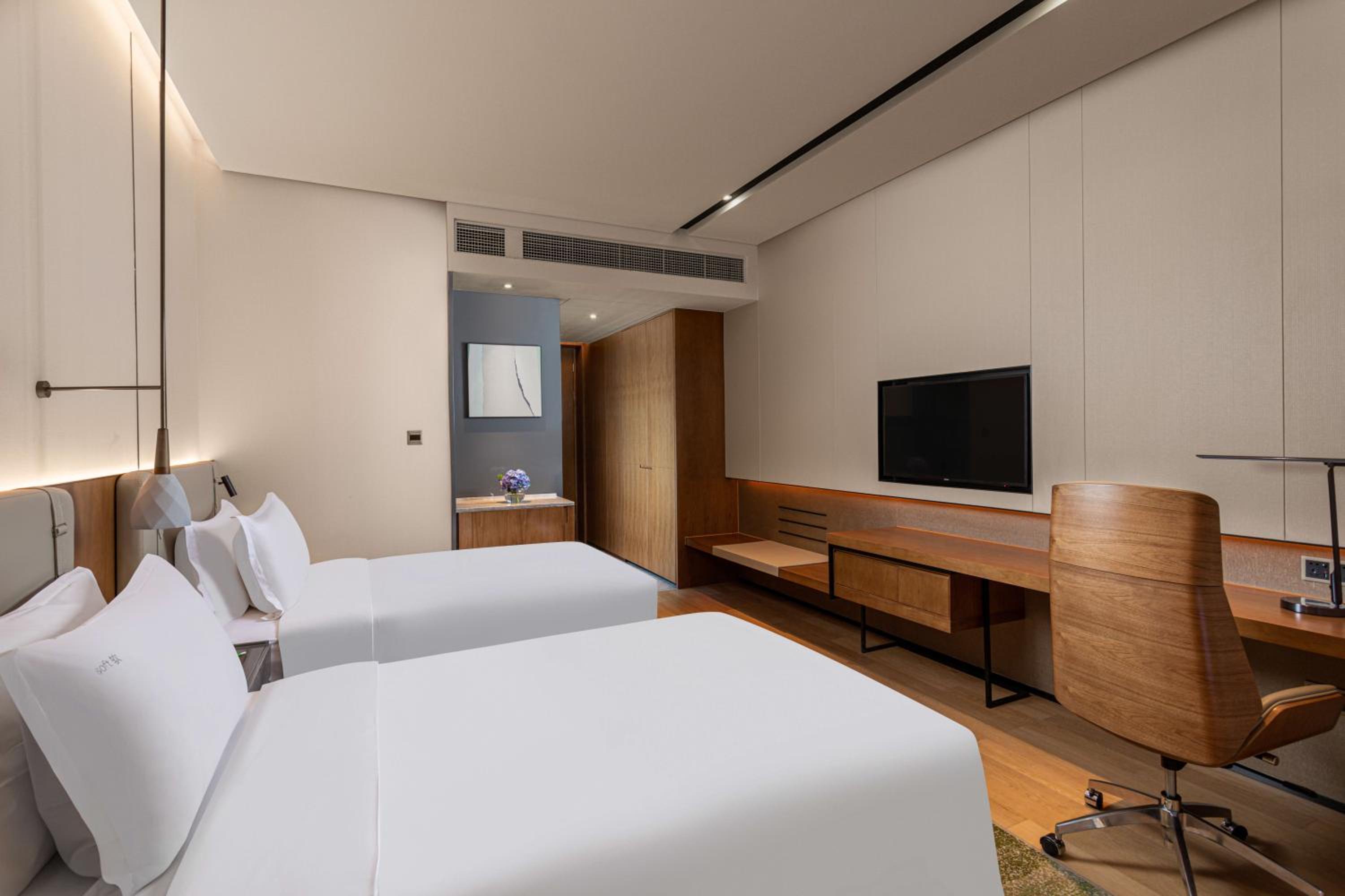 Deluxe high floor twin beds room
