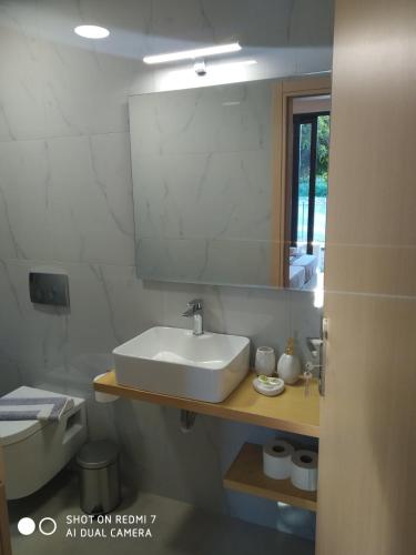 Standard Double or Twin Room with Balcony - Photo 8