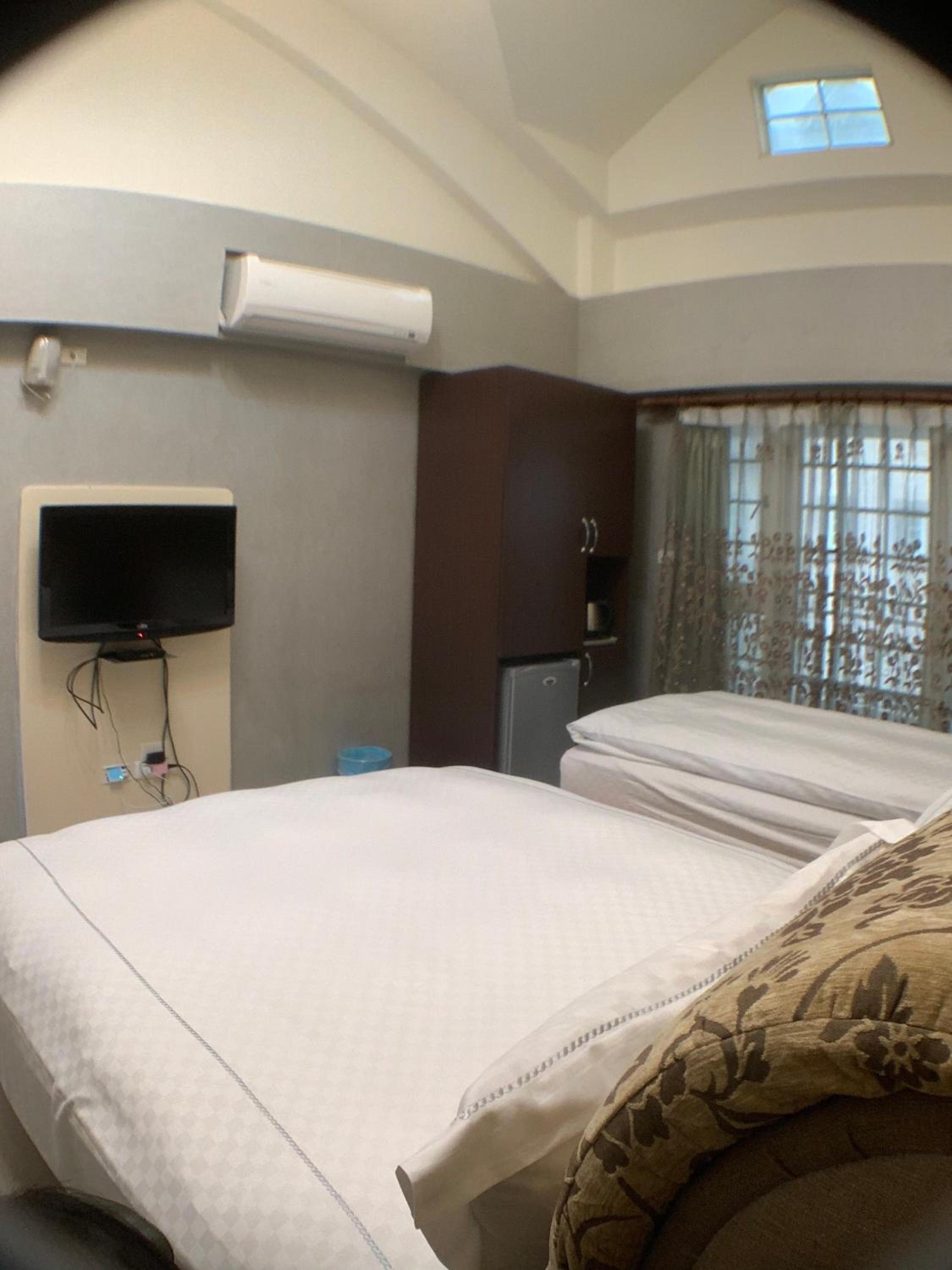 Economy Triple Room photo 2