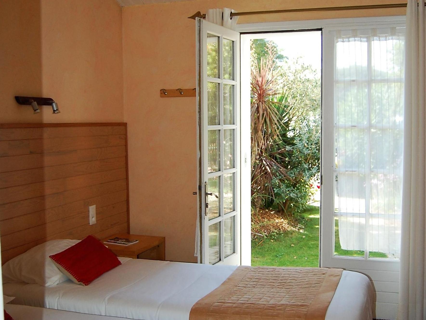 Twin Room with Private Bathroom photo 3