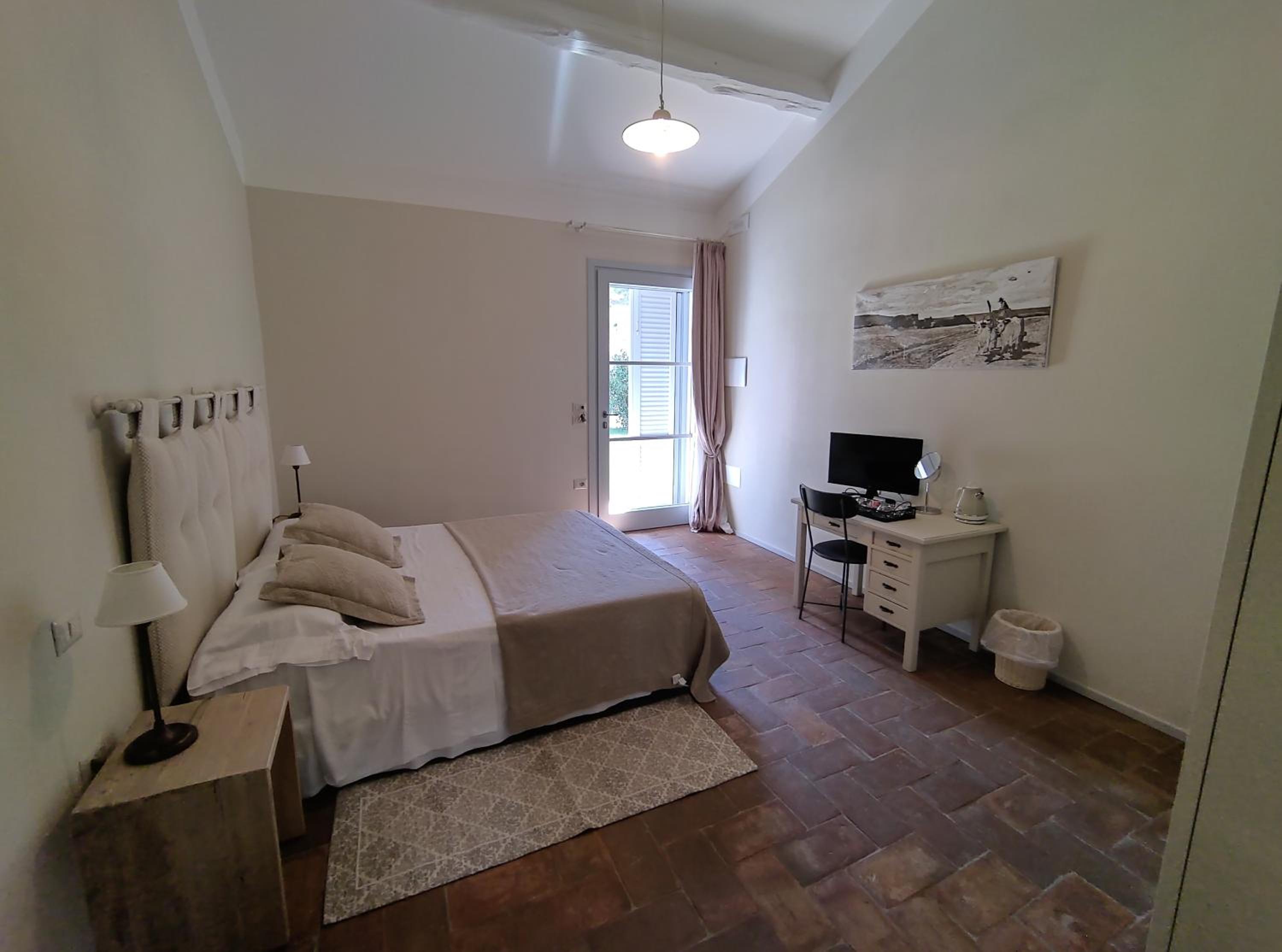 King Room with Roll-In Shower - Disability Access
