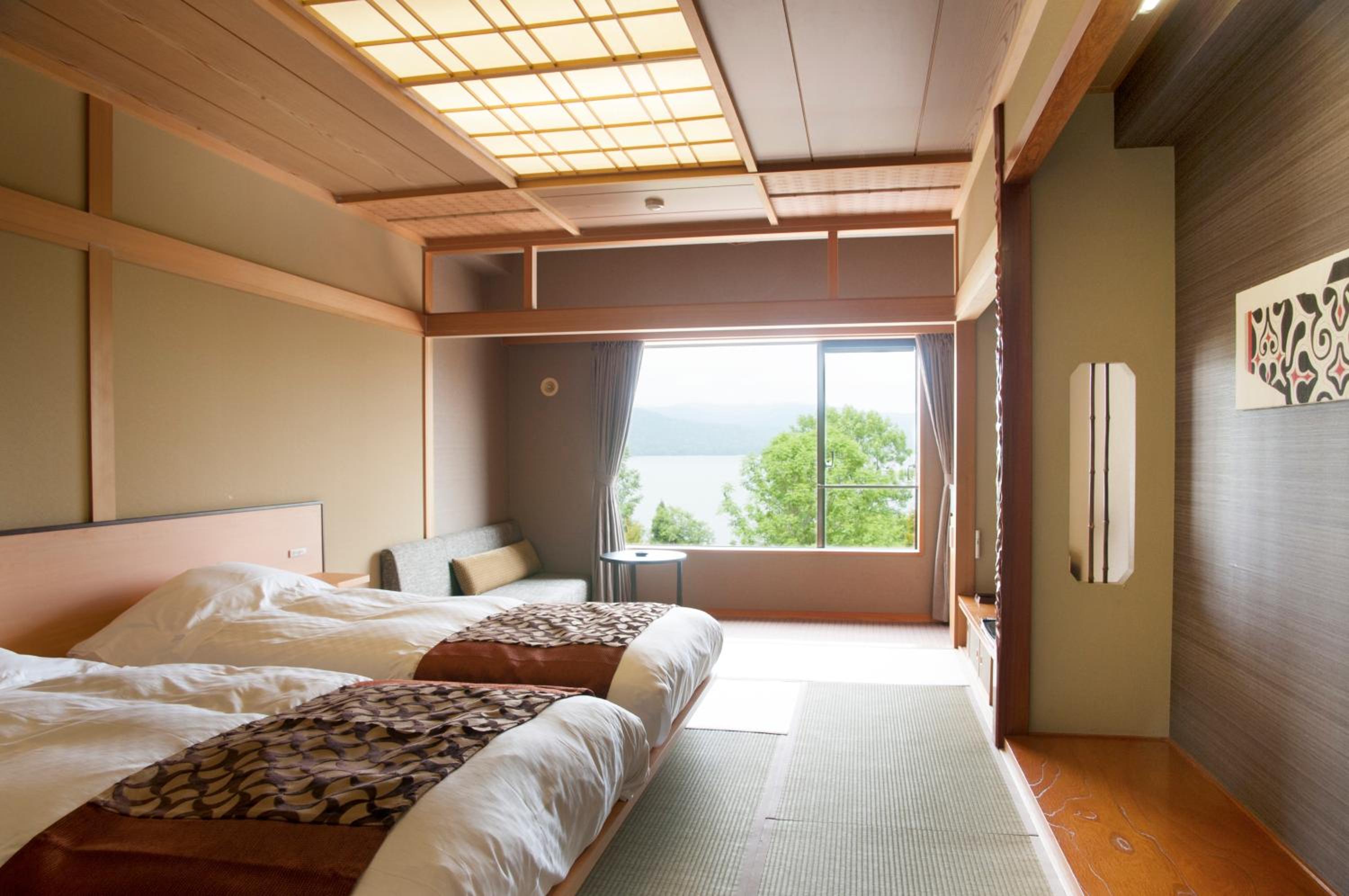 Twin Room with Lake View - Non-Smoking photo 2