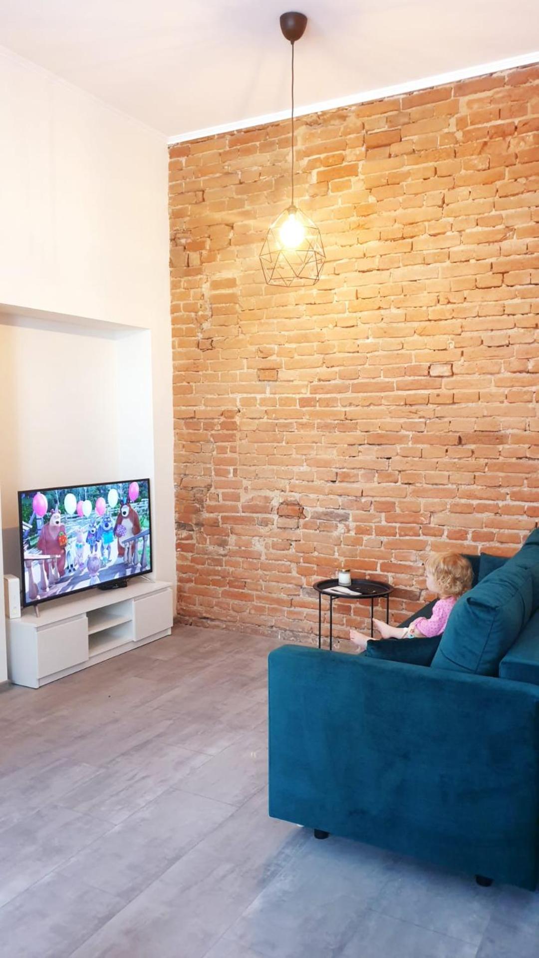 One-Bedroom Apartment - Photo 2