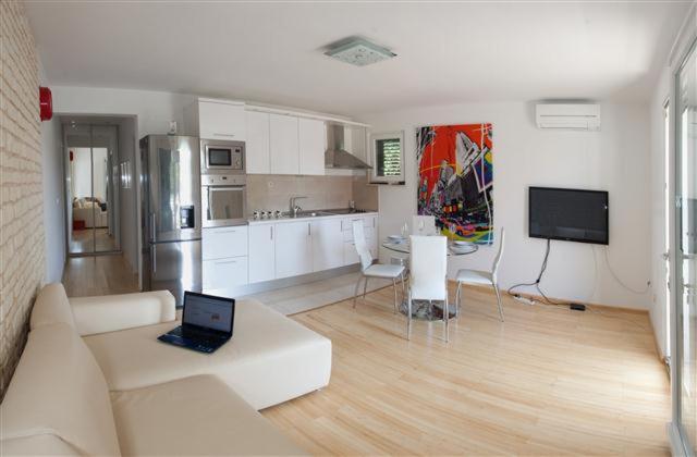 One-Bedroom Apartment photo 1
