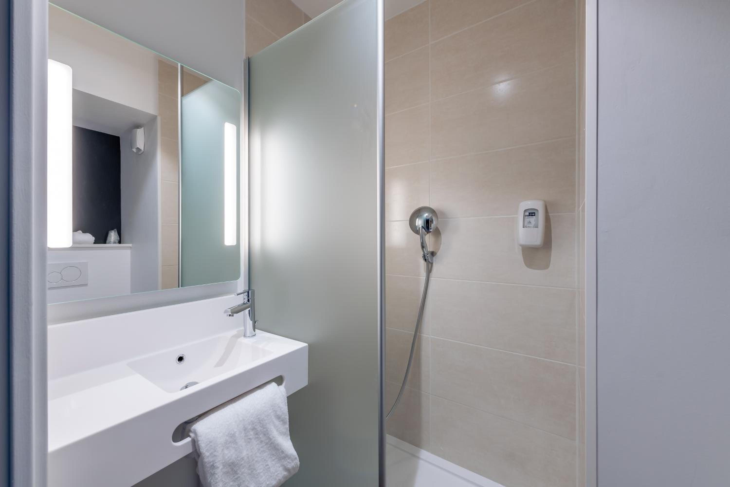 Double Room - Photo 8