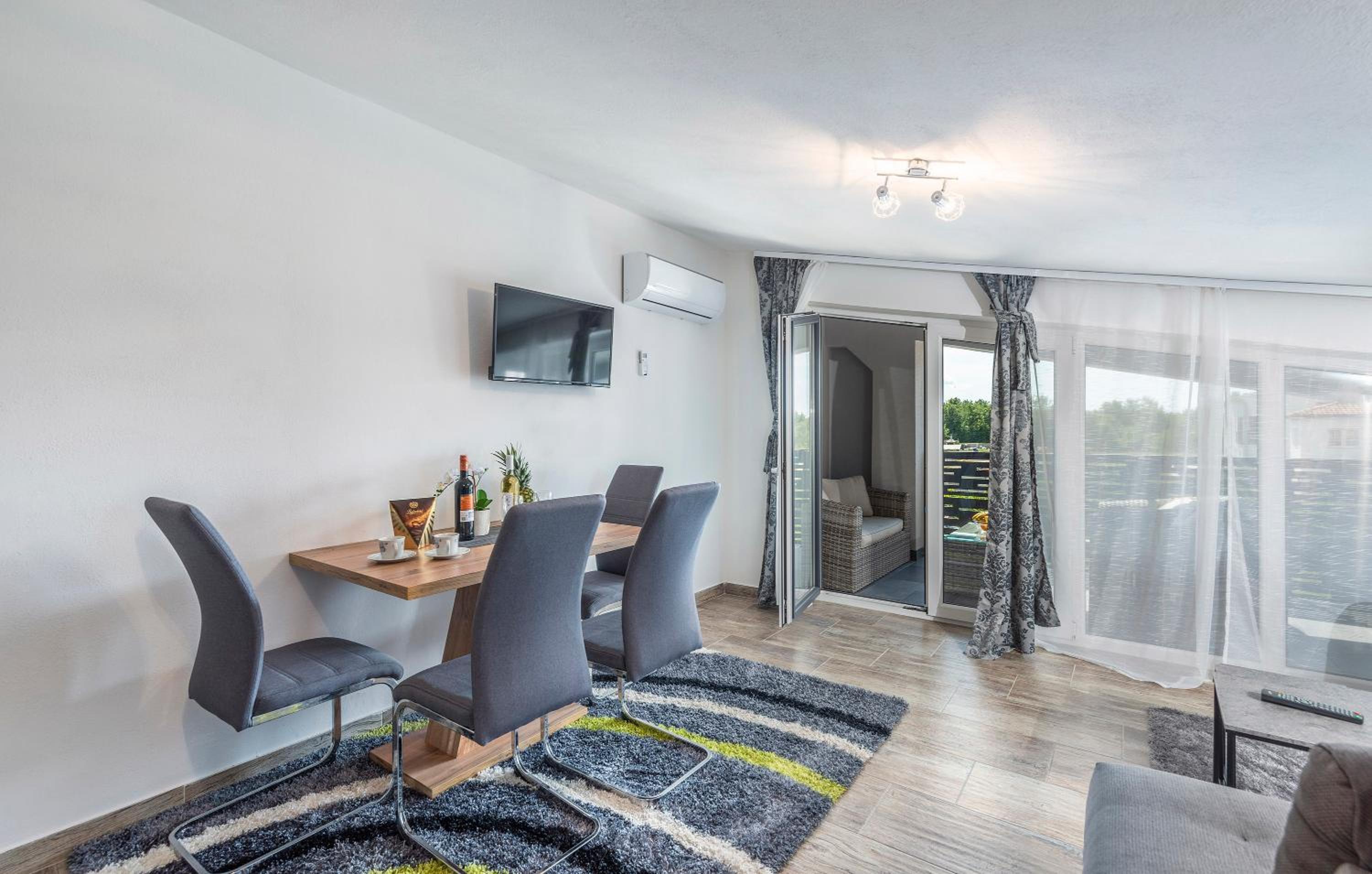 Apartment with Pool View 