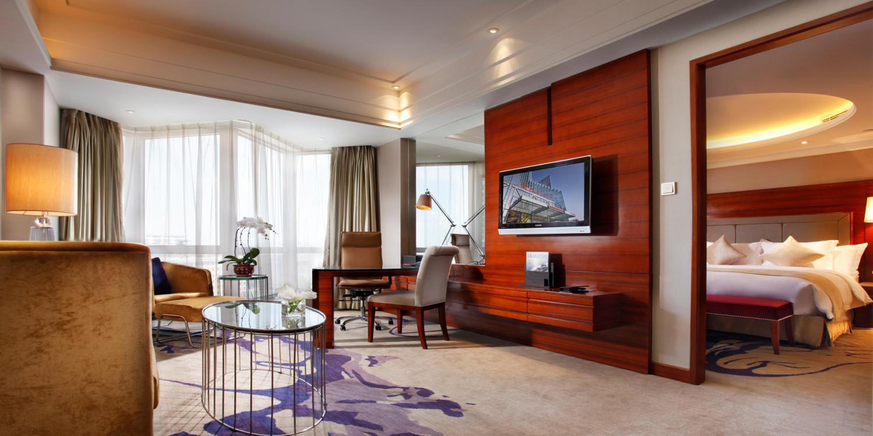 King One Bedroom with Lounge Access