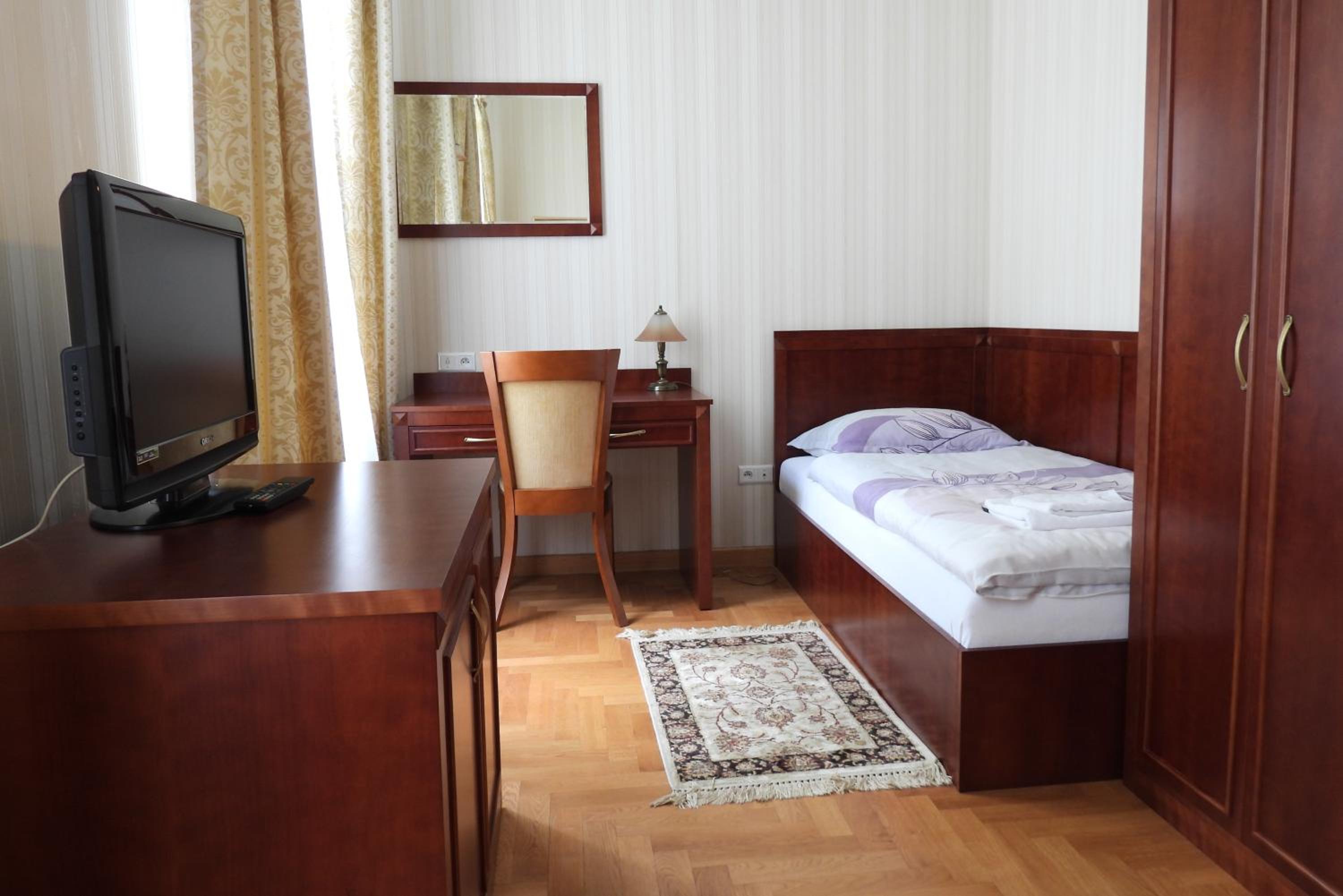 Single Room with Private Bathroom photo 2