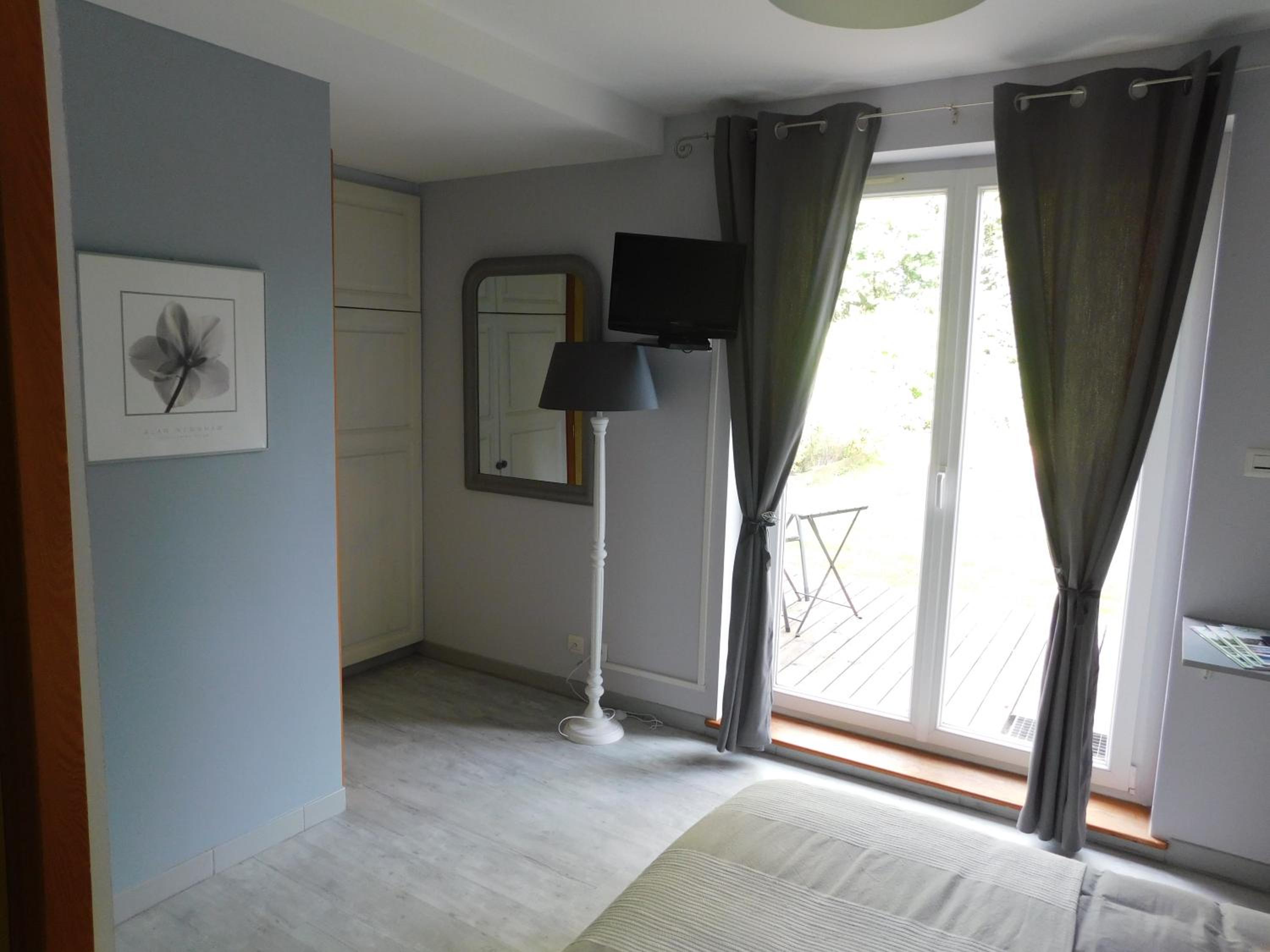 Deluxe Room (2 Adults + 1 Child) - Photo 1