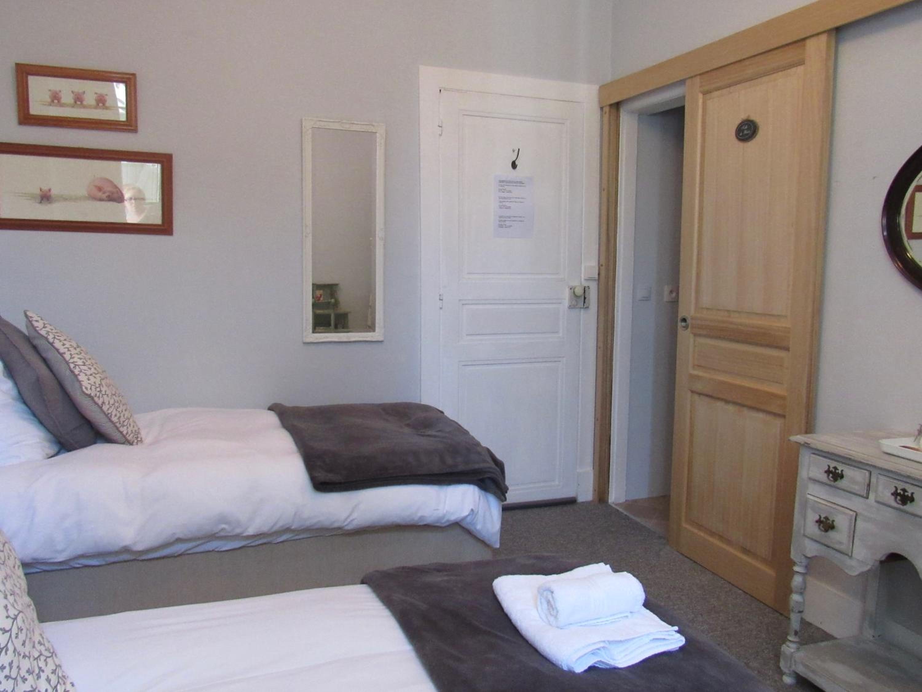 Standard Room with Twin Beds and Mountain View photo 3