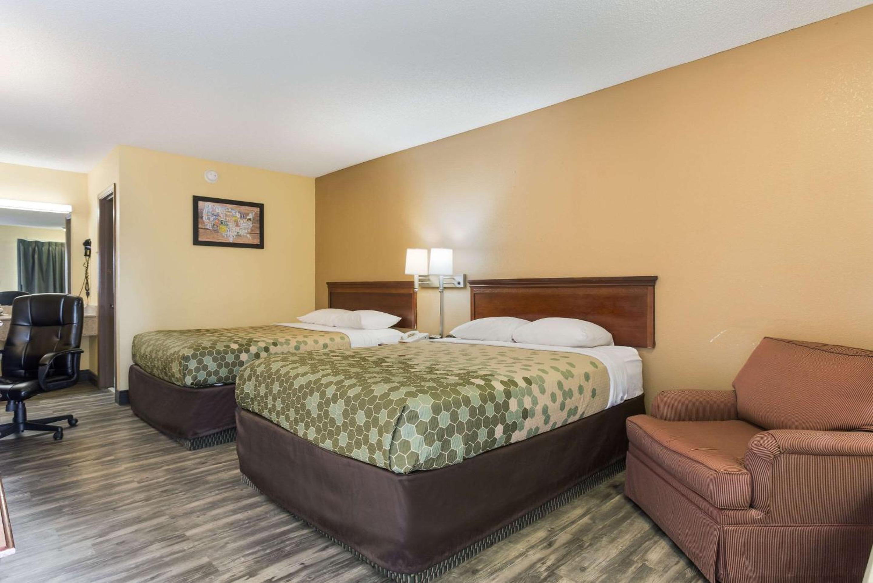 Standard Queen Room with Two Queen Beds - Smoking
