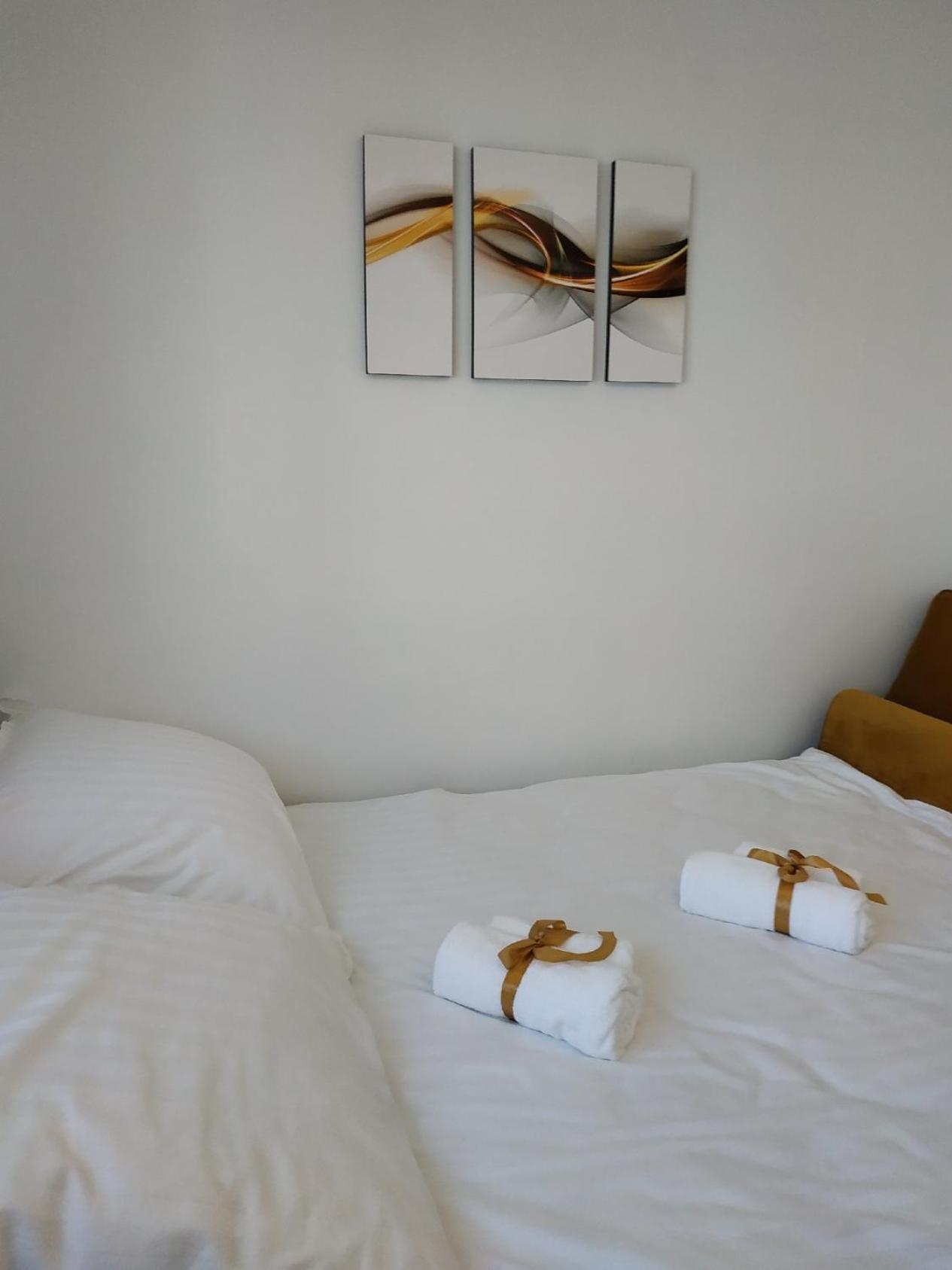 Apartment with Balcony - Photo 3