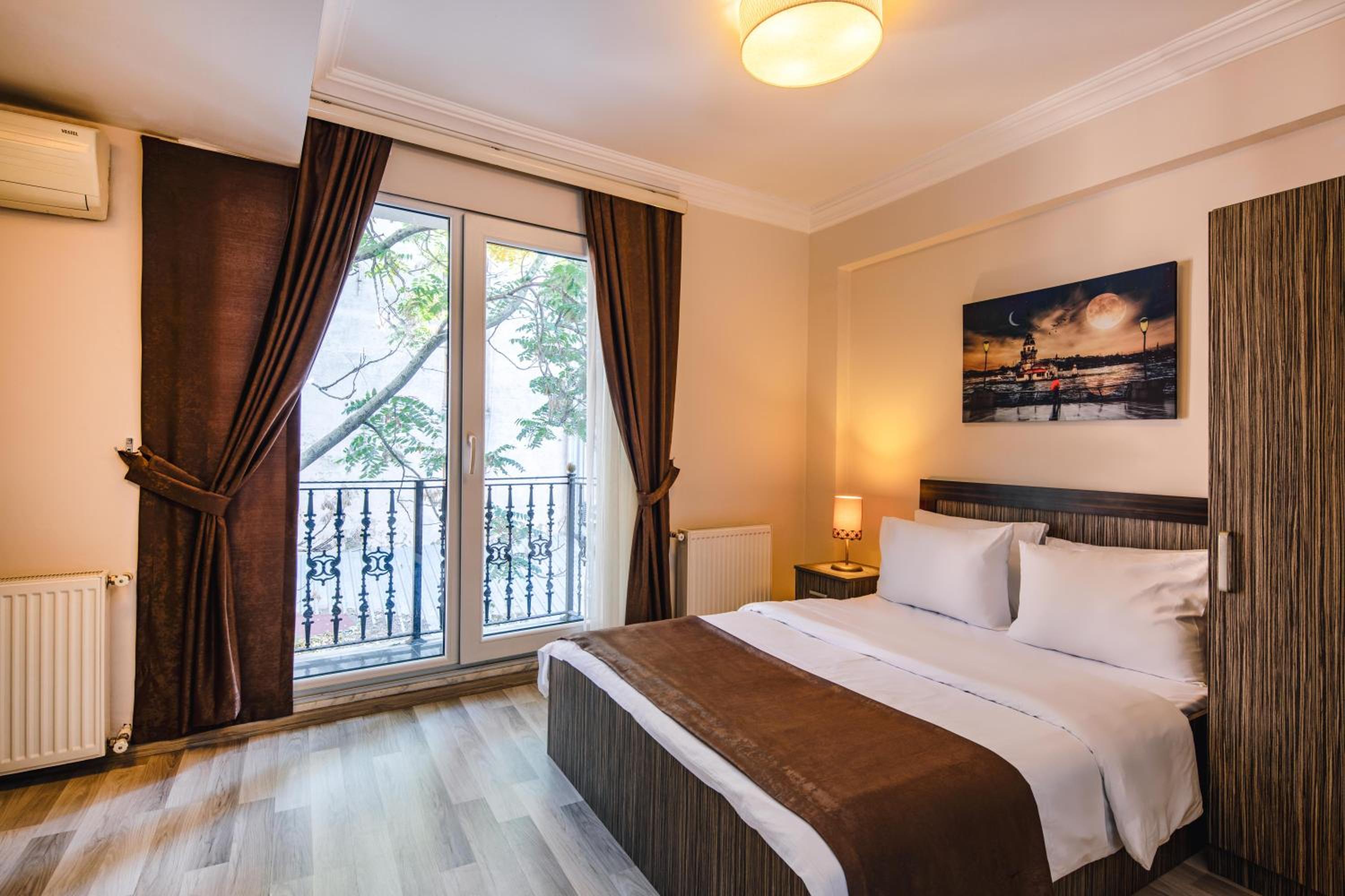 Deluxe Double Room with Balcony photo 1