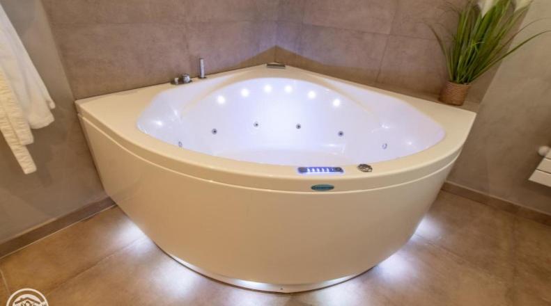 King Room with Spa Bath photo 2