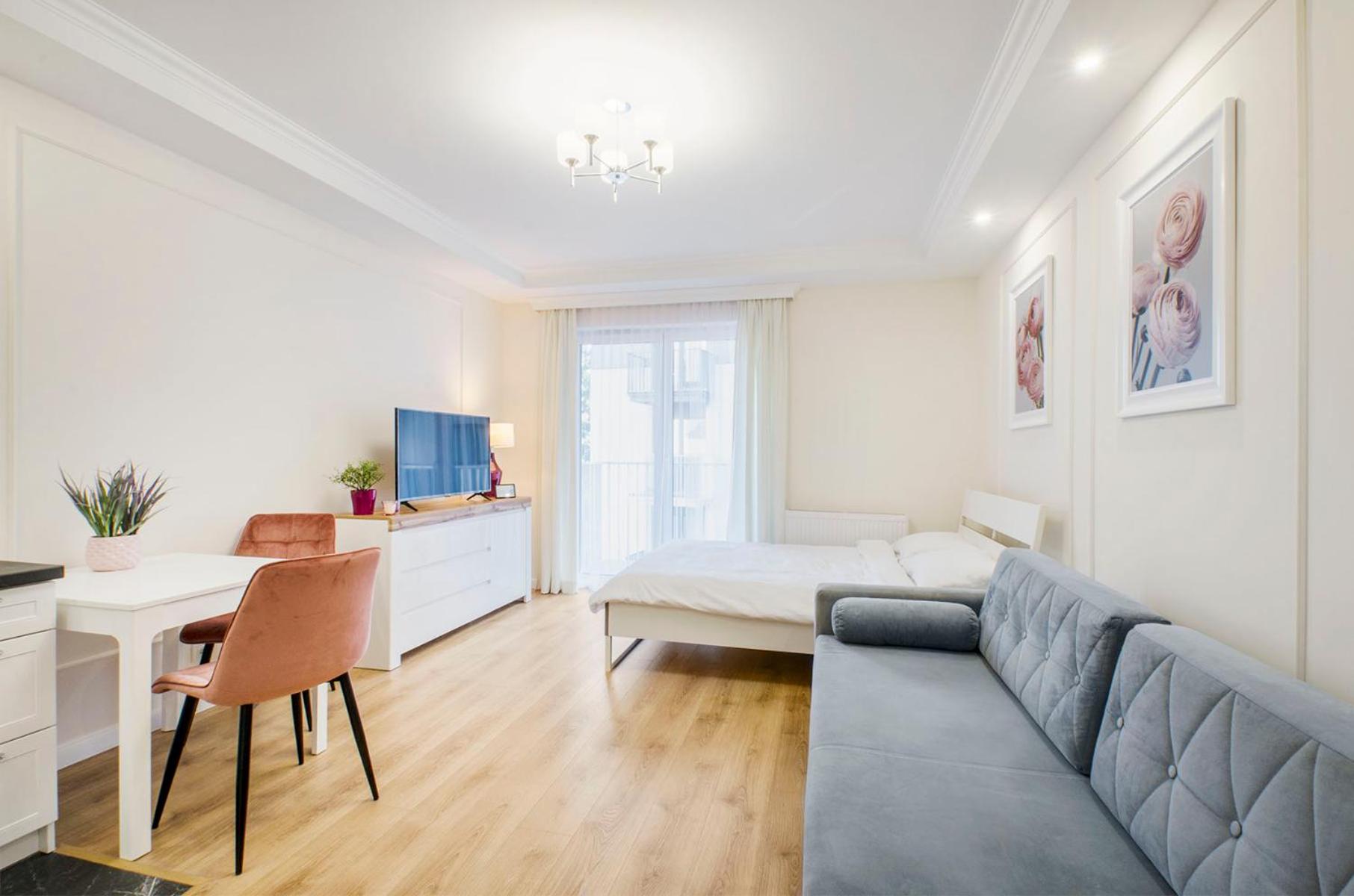 Apartment with Balcony - Photo 4