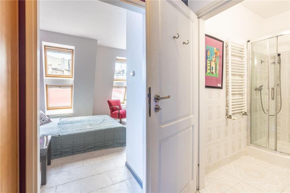 Studio Apartment - Photo 8