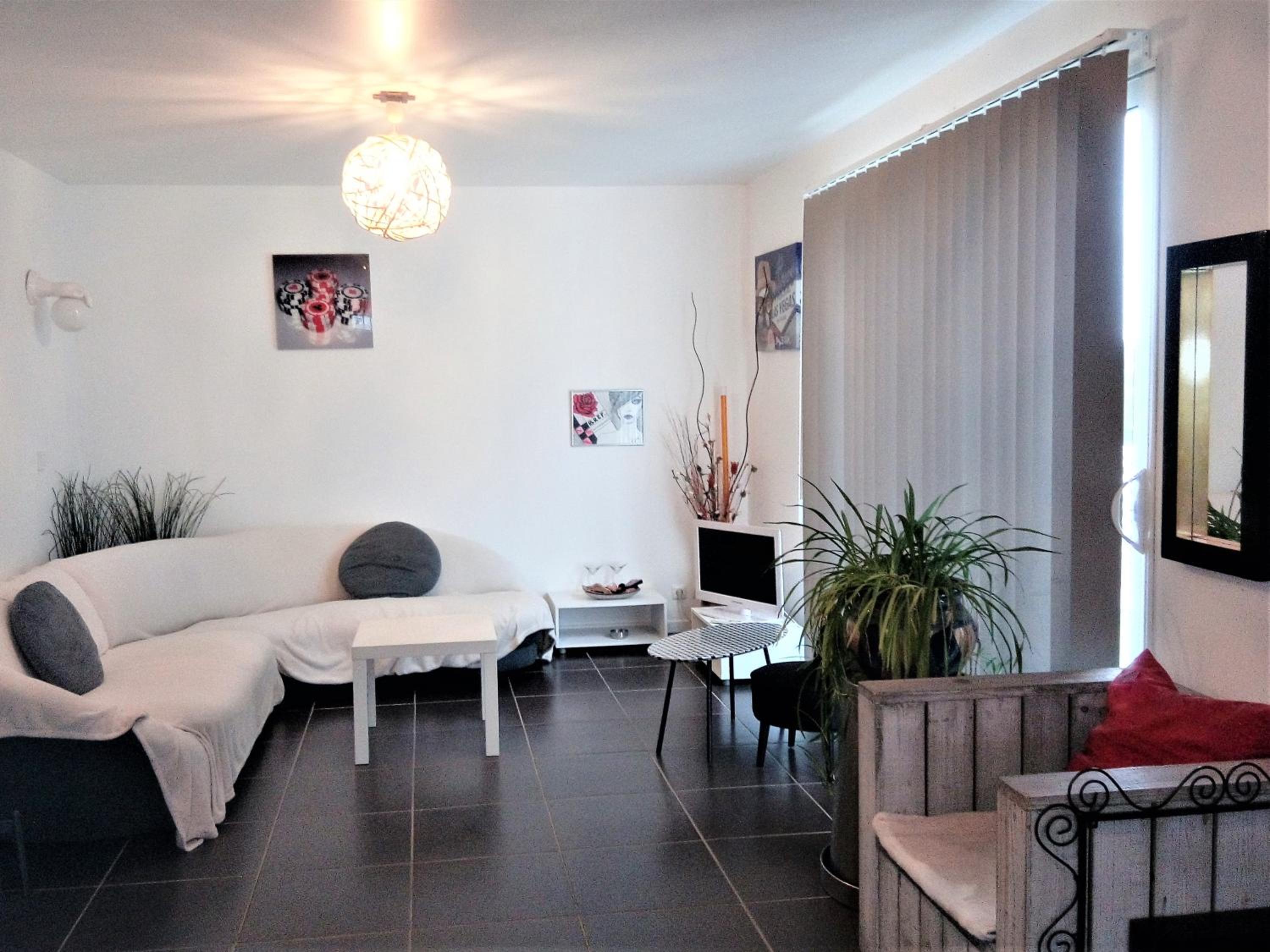 One-Bedroom House - Photo 8