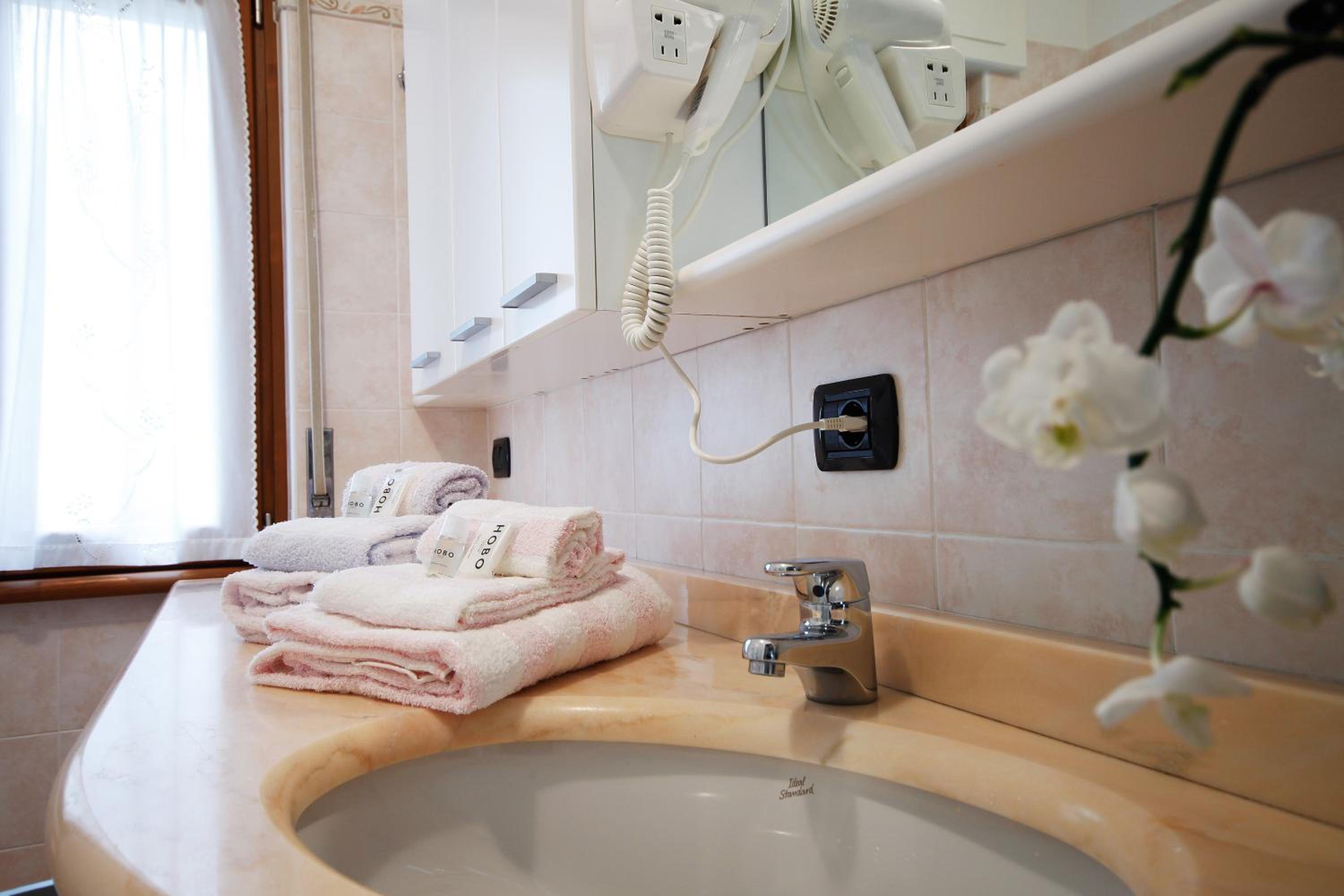 Twin Room with Private Bathroom photo 2